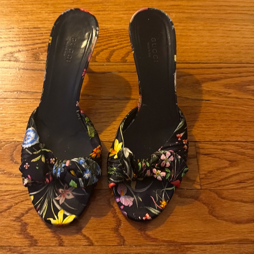 Gucci silk sandals/mules- size 7! Flower print! Great condition
